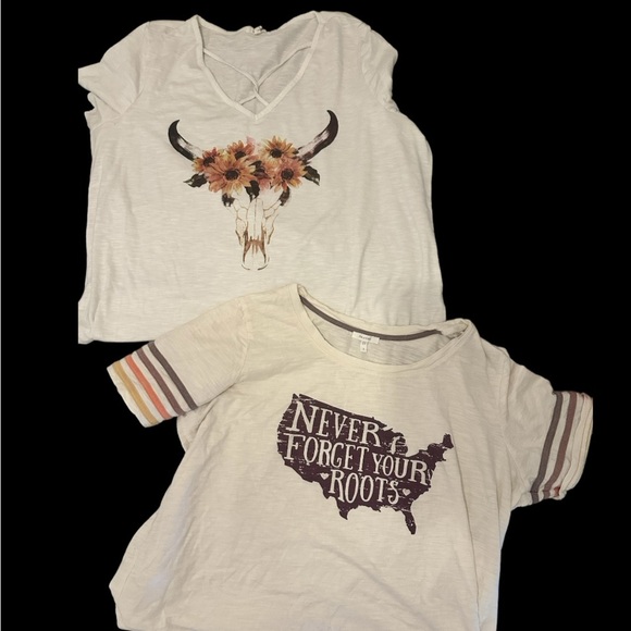 🔴$1SALE$ Maurice’s Tee shirt bundle - Picture 1 of 4